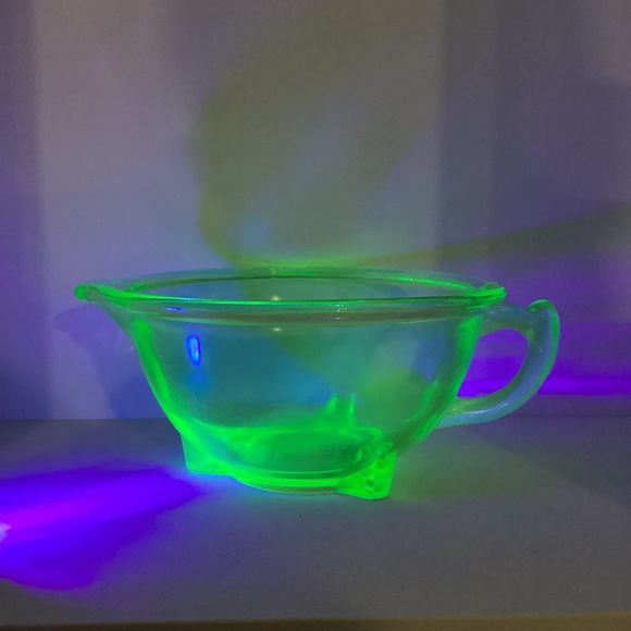 Hazel Atlas Uranium Glass Batter Mixing Bowl Made in USA - Picture 1 of 8